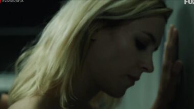 Maggie Civantos gropped, Vis A Vis s04e07 (2019)